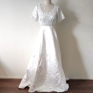 Elegant White Embroidered Zip Up Dress